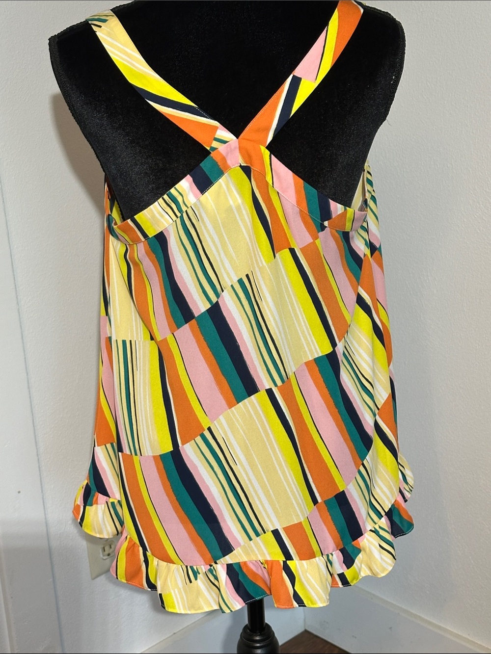 CAbi Ruffle-Hem Camisole. Sz M - Picture 2 of 6